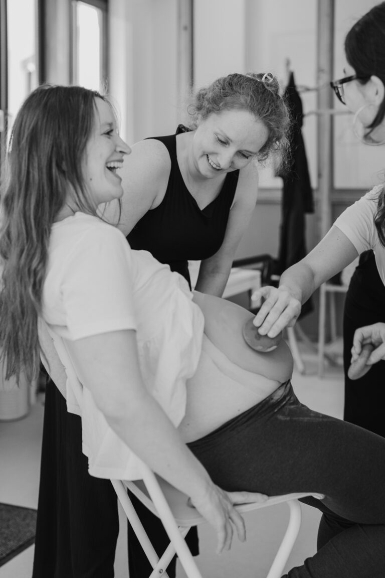 Eine Grazer Fotografin die Personal Brand Fotos anbietet begleitet eine Keramikerin aus Graz, wie sie eine Baby Belly Bowl mit einer Schwangeren Mama und deren Freundinnen anfertigt.
