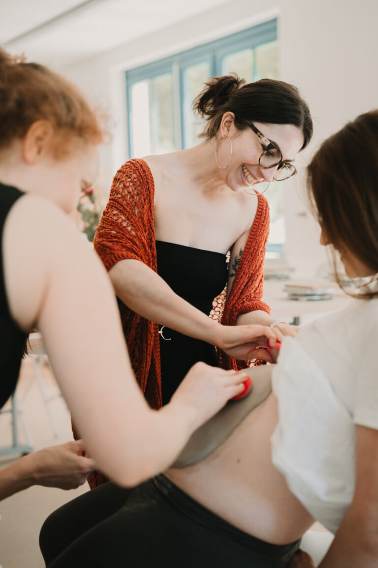 Eine Grazer Fotografin die Personal Brand Fotos anbietet begleitet eine Keramikerin aus Graz, wie sie eine Baby Belly Bowl mit einer Schwangeren Mama und deren Freundinnen anfertigt.