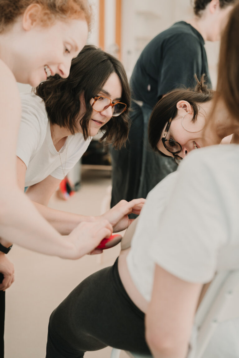 Eine Grazer Fotografin die Personal Brand Fotos anbietet begleitet eine Keramikerin aus Graz, wie sie eine Baby Belly Bowl mit einer Schwangeren Mama und deren Freundinnen anfertigt.