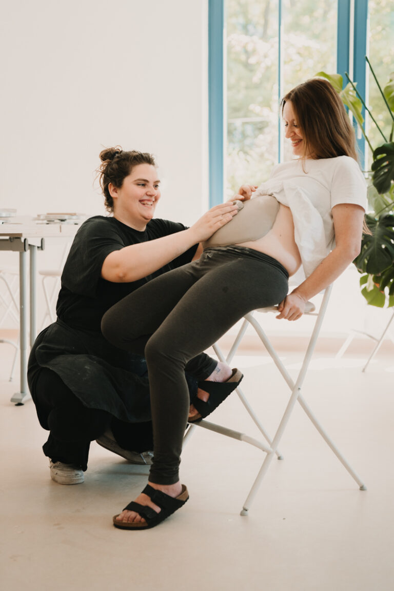 Eine Keramikkünstlerin, die Baby Belly Bowls in Graz anbietet und gerade den Ton vorbereitet. Festgehalten von einer Business Fotografin aus Graz.