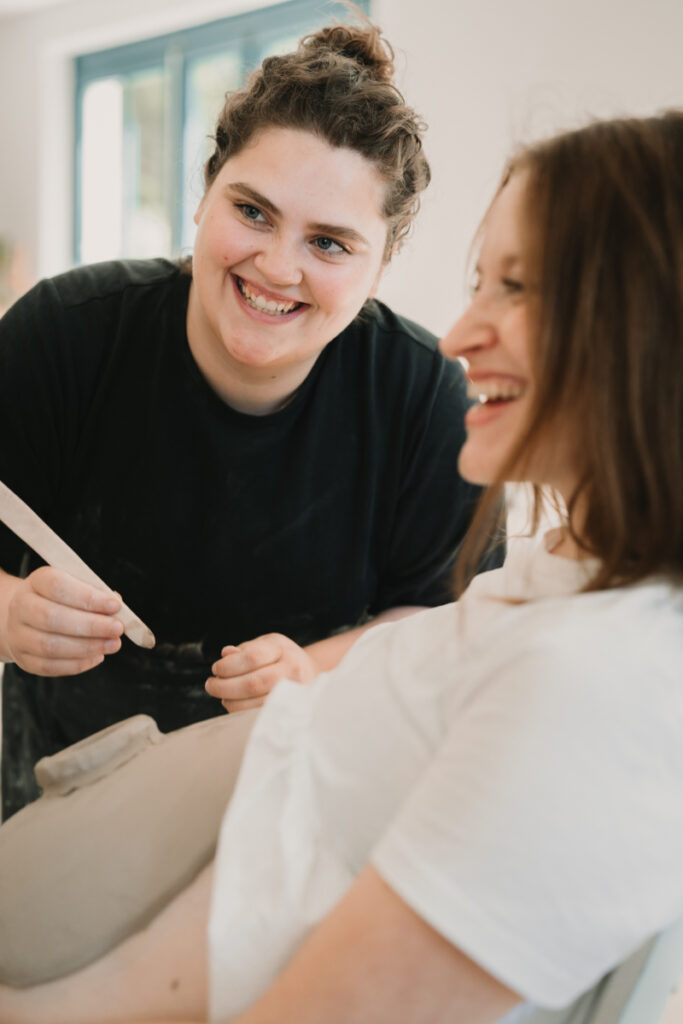 Die Grazer Keramikerin beim anfertigen einer Baby Belly Bowl in Graz. Aufgenommen von einer dokumentarischen Fotografin aus Graz, die Business undPersonal Brand Fotografie anbietet.