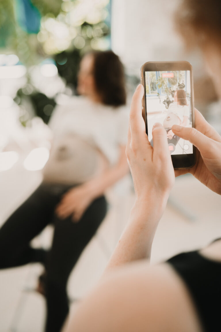 Eine Grazer Fotografin die Personal Brand Fotos anbietet begleitet eine Keramikerin aus Graz, wie sie eine Baby Belly Bowl mit einer Schwangeren Mama und deren Freundinnen anfertigt.