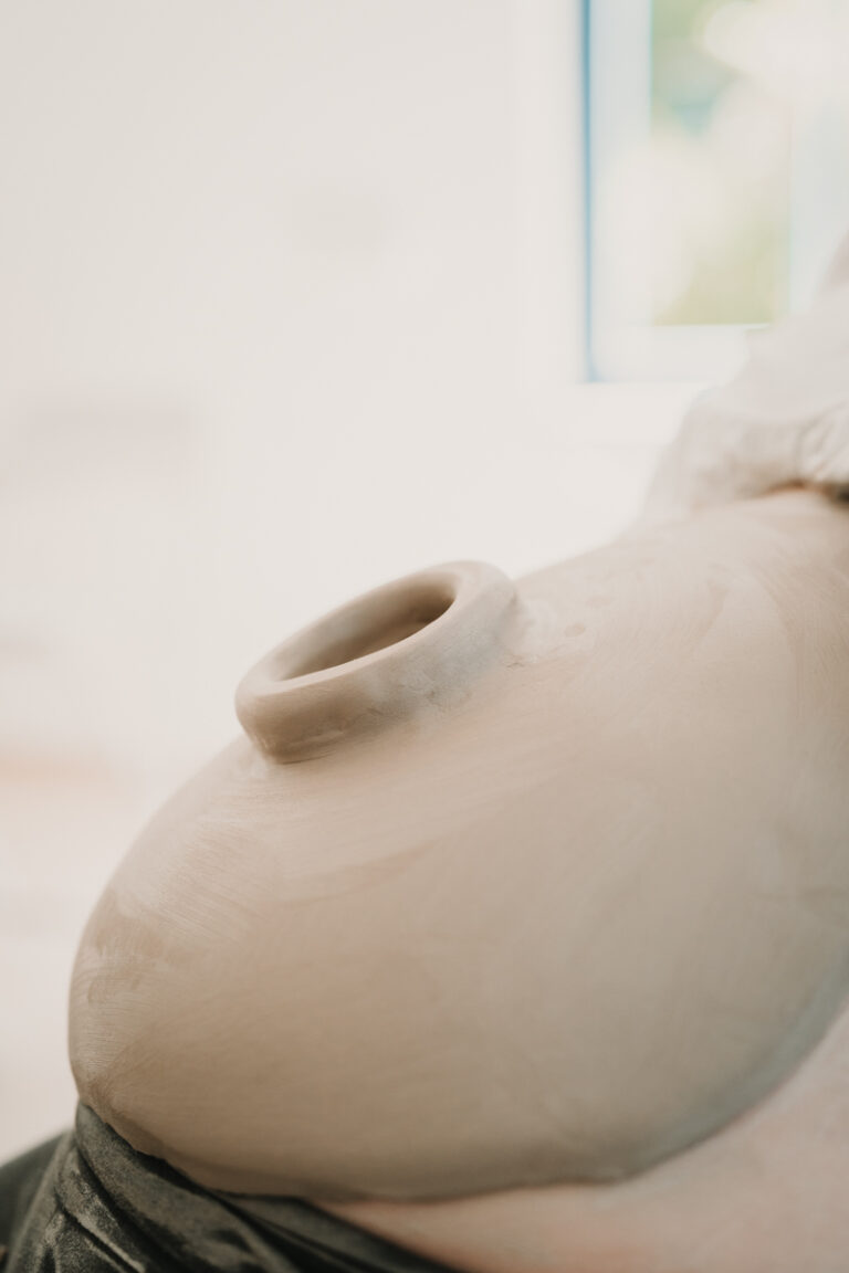Eine Grazer Fotografin die Personal Brand Fotos anbietet begleitet eine Keramikerin aus Graz, wie sie eine Baby Belly Bowl mit einer Schwangeren Mama und deren Freundinnen anfertigt.
