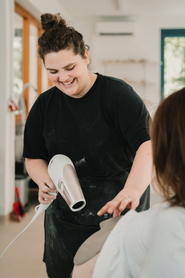 Eine Grazer Fotografin die Personal Brand Fotos anbietet begleitet eine Keramikerin aus Graz, wie sie eine Baby Belly Bowl mit einer Schwangeren Mama und deren Freundinnen anfertigt.