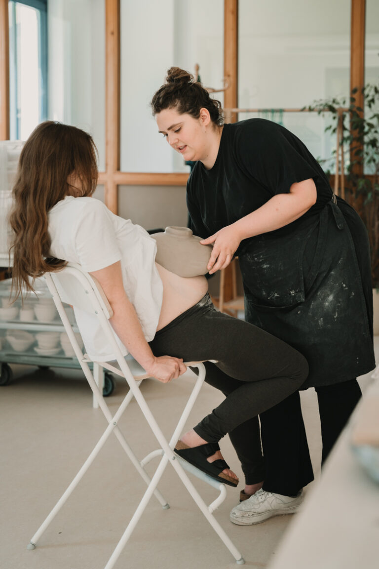 Eine Grazer Fotografin die Personal Brand Fotos anbietet begleitet eine Keramikerin aus Graz, wie sie eine Baby Belly Bowl mit einer Schwangeren Mama und deren Freundinnen anfertigt.