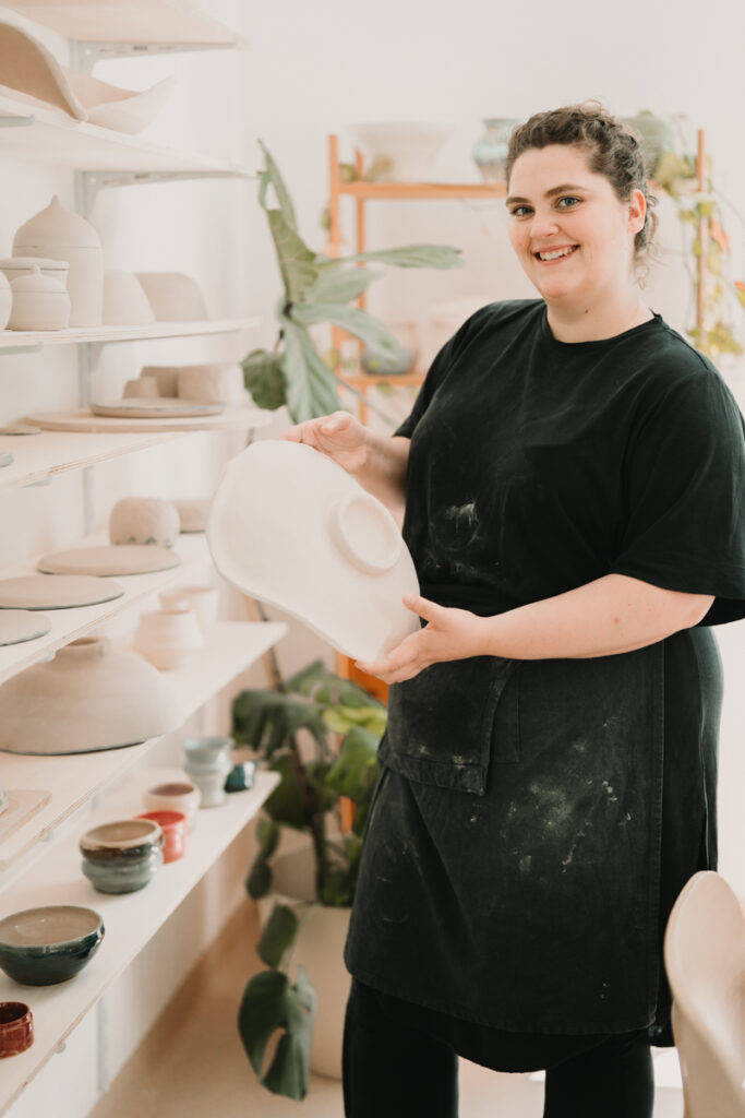 Die Keramikkünstlerin Johanna Plank, die Baby Belly Bowls in Graz anbietet. Festgehalten von einer Business Fotografin aus Graz.