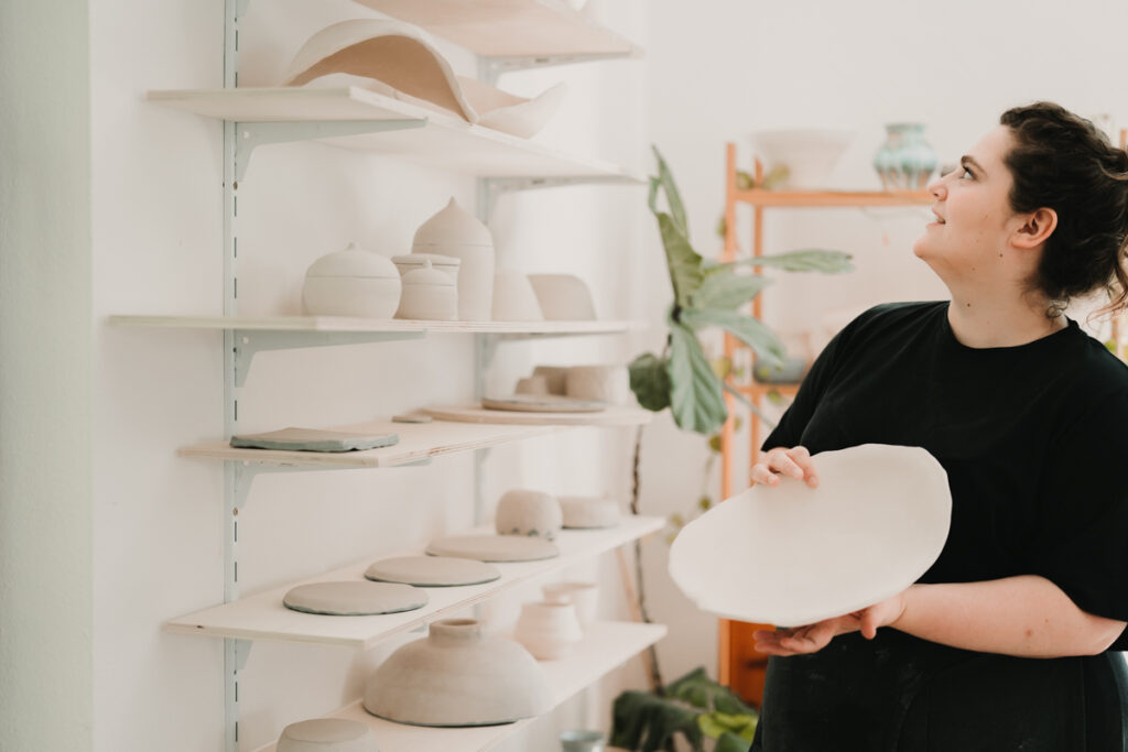 Eine Keramikkünstlerin, die Baby Belly Bowls in Graz anbietet. Festgehalten von einer Business Fotografin aus Graz.