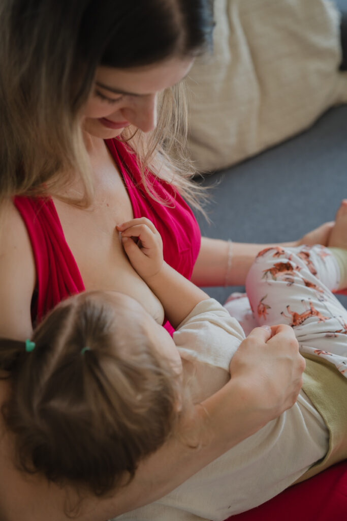 Authentischer Stillmoment zwischen Mama und Baby in einer liebevollen Nahaufnahme – festgehalten im Rahmen eines Mini-Fotoshootings von einer Familienfotografin aus Graz.