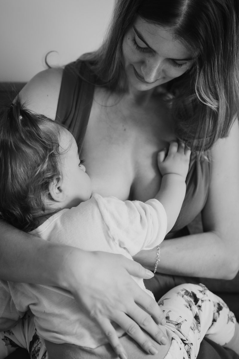 Nahaufnahme einer stillenden Mutter mit ihrem Baby im Rahmen eines Mini-Fotoshootings, authentisch festgehalten von einer Familienfotografin aus Graz.