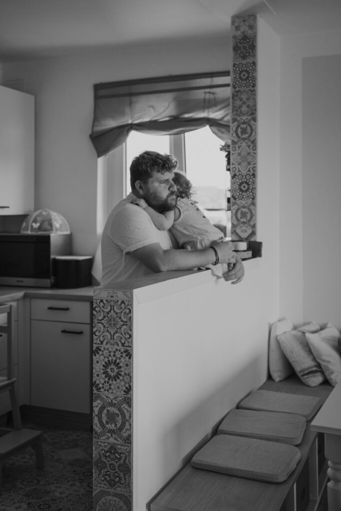 Dokumentarische Familienfotografie in Graz hält echte Emotionen und die besondere Verbindung zwischen Eltern und Kind fest.
