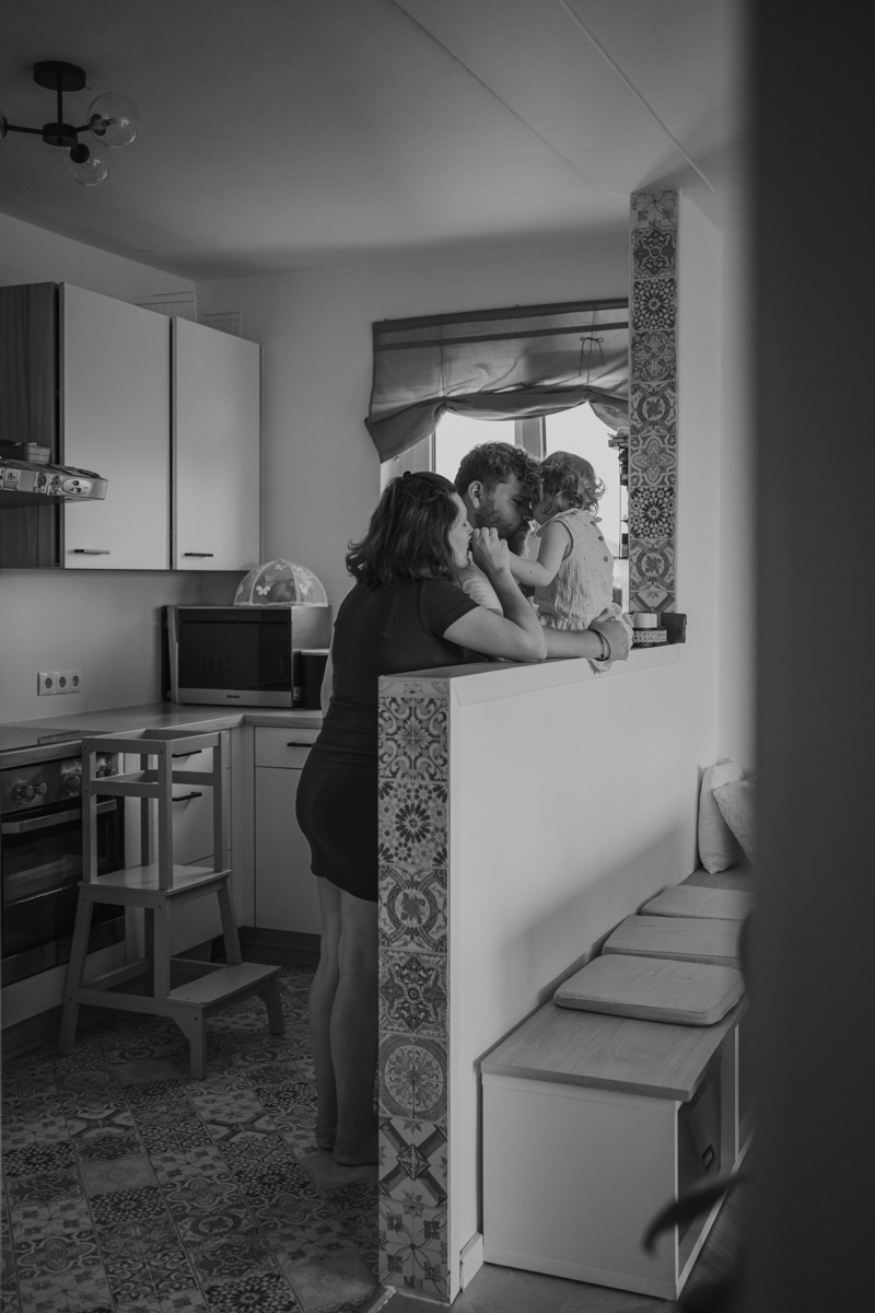 Natürliche Familienfotos in Graz zeigen eine Familie, die sich eng umarmt und gemeinsam kuschelt.