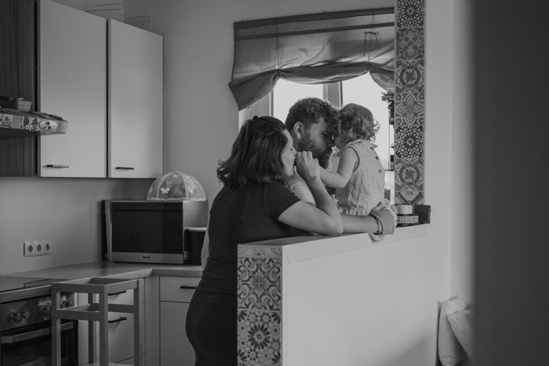 Natürliche Familienfotos in Graz zeigen eine Familie, die sich eng umarmt und gemeinsam kuschelt.