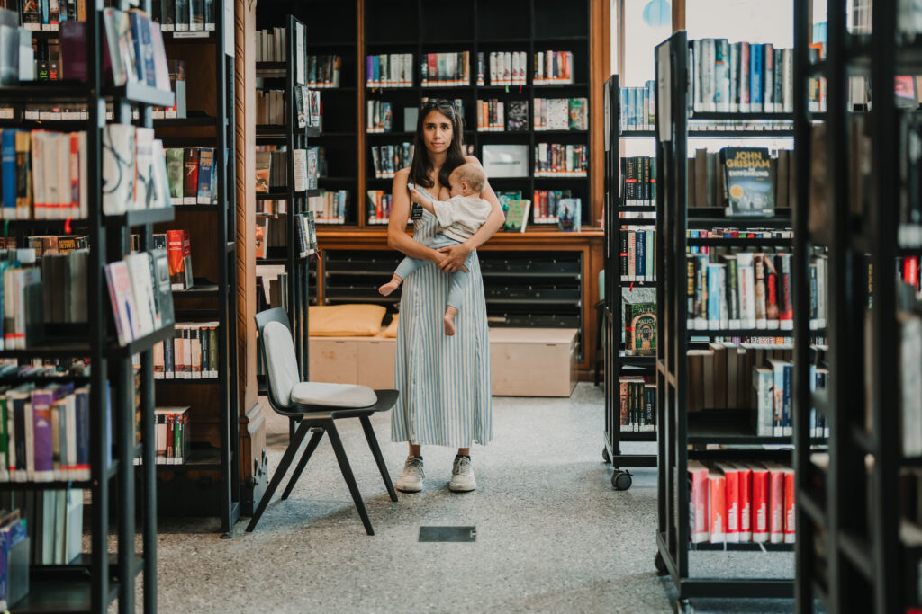 Familienfotografin Graz hat stillende Mama vor der Stadtbibliothek Graz im Rahmen der Kampagne #ichstillwoichwill fotografiert