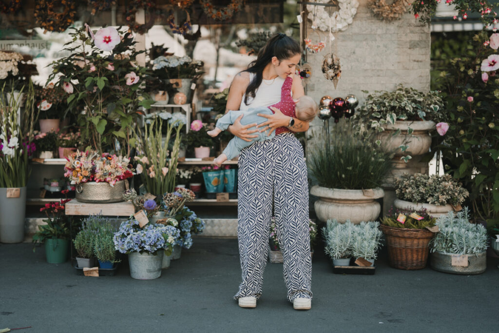 Familienfotografin aus Graz hat stillende Mama am Bauernmarkt im Rahmen der Kampagne #ichstillwoichwill fotografiert