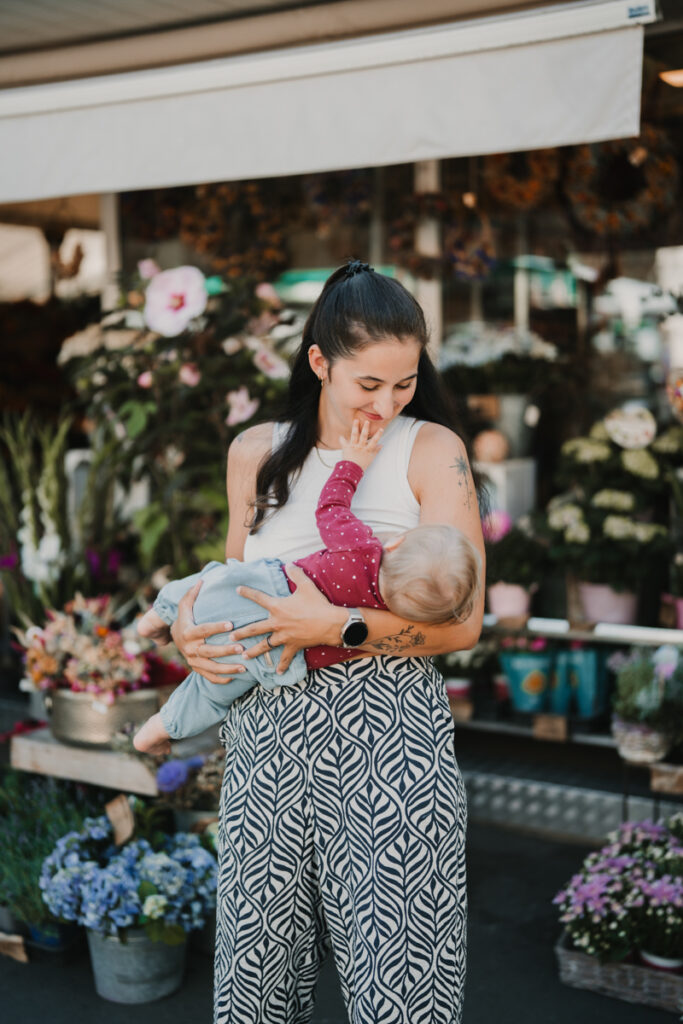 Familienfotografin aus Graz hat stillende Mama am Bauernmarkt im Rahmen der Kampagne #ichstillwoichwill fotografiert