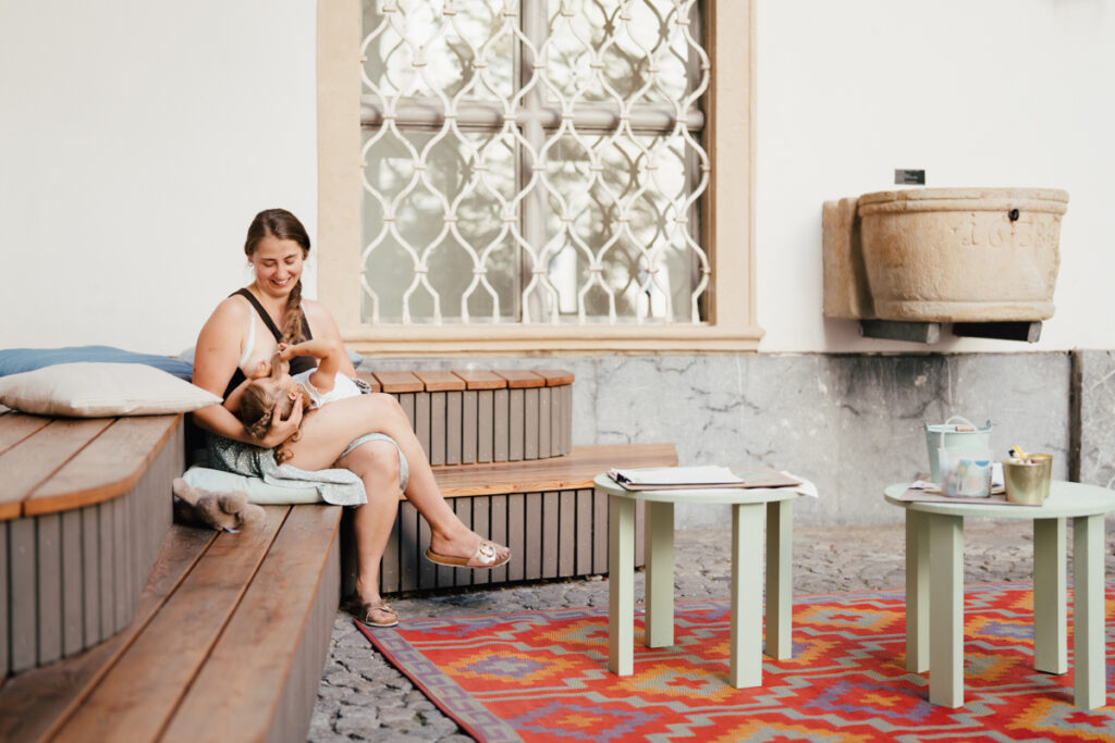 Familienfotografin Graz hat stillende Mama im Innenhof des Graz Museums im Rahmen der Kampagne #ichstillwoichwill fotografiert