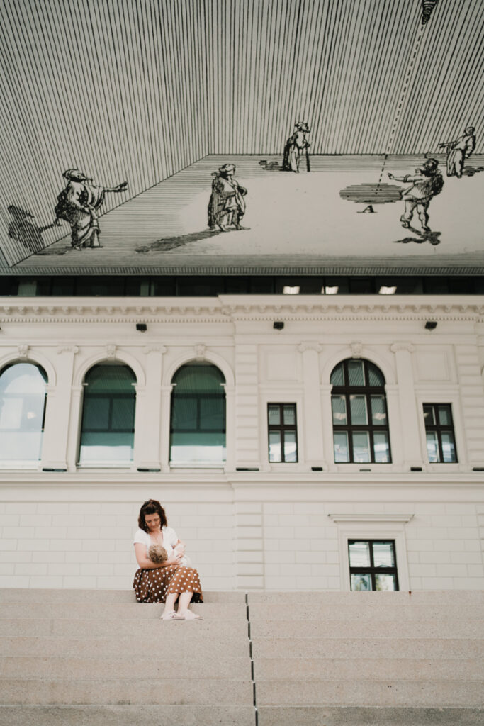 Familienfotografin Graz hat stillende Mama vor der Universitätsbibliothek Graz im Rahmen der Kampagne #ichstillwoichwill fotografiert