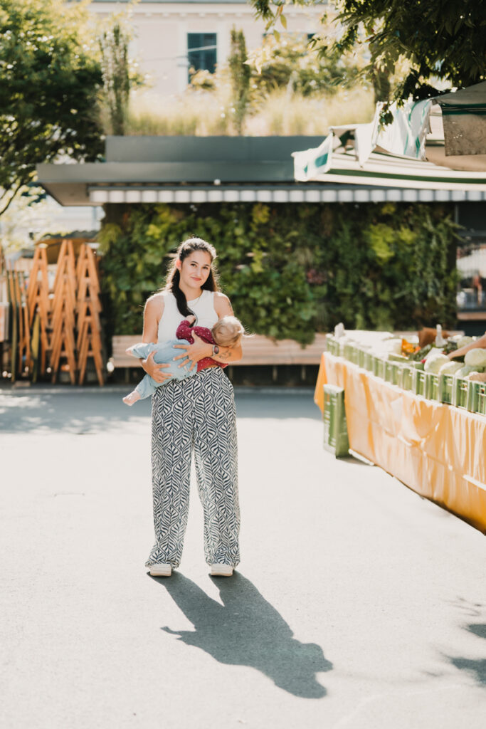 Familienfotografin aus Graz hat stillende Mama am Bauernmarkt im Rahmen der Kampagne #ichstillwoichwill fotografiert
