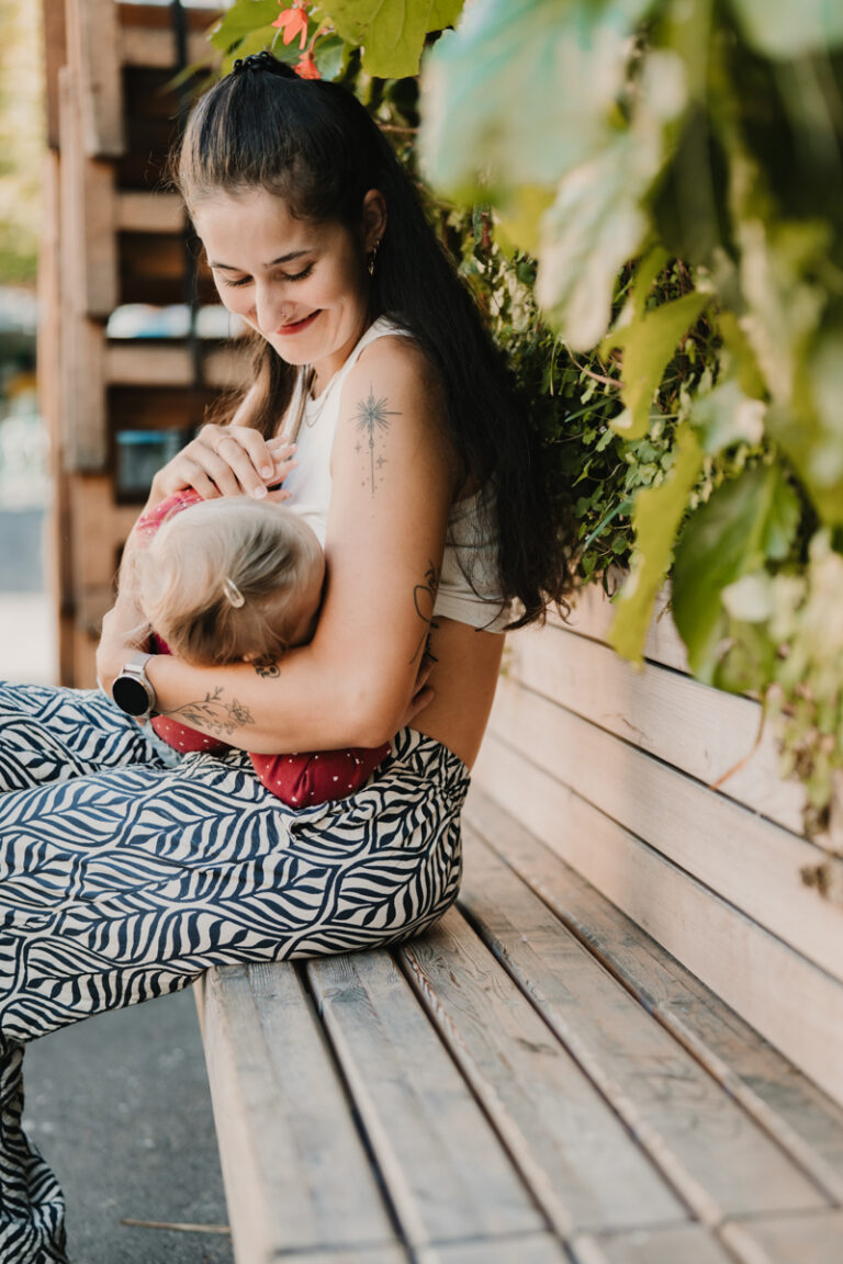 Familienfotografin aus Graz hat stillende Mama am Bauernmarkt im Rahmen der Kampagne #ichstillwoichwill fotografiert
