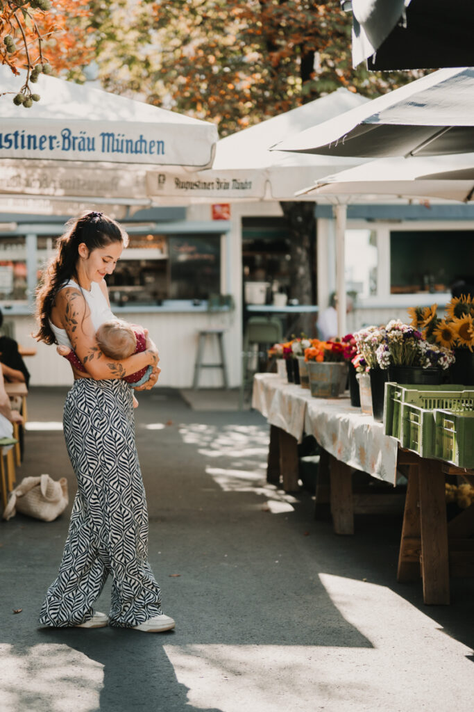 Familienfotografin aus Graz hat stillende Mama am Bauernmarkt im Rahmen der Kampagne #ichstillwoichwill fotografiert