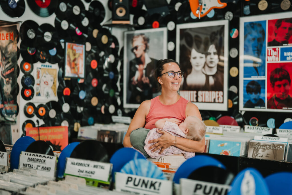 Familienfotografin Graz hat stillende Mama in einem Schallplattenladen im Rahmen der Kampagne #ichstillwoichwill fotografiert