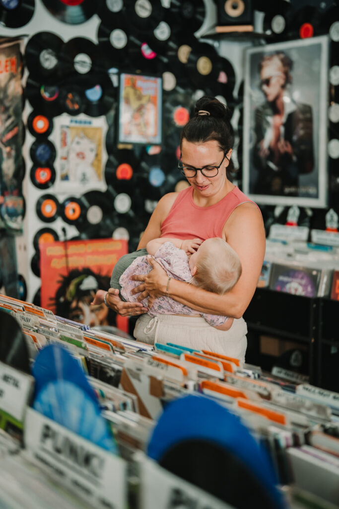 Familienfotografin Graz hat stillende Mama in einem Schallplattenladen im Rahmen der Kampagne #ichstillwoichwill fotografiert