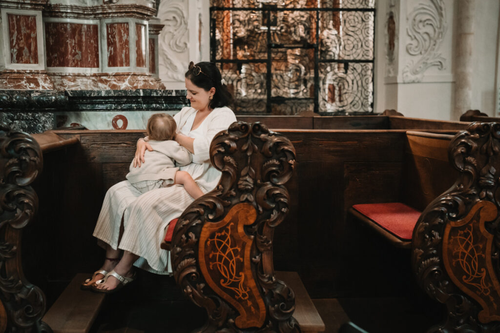 Familienfotografin Graz hat stillende Mama im Grazer Dom im Rahmen der Kampagne #ichstillwoichwill fotografiert