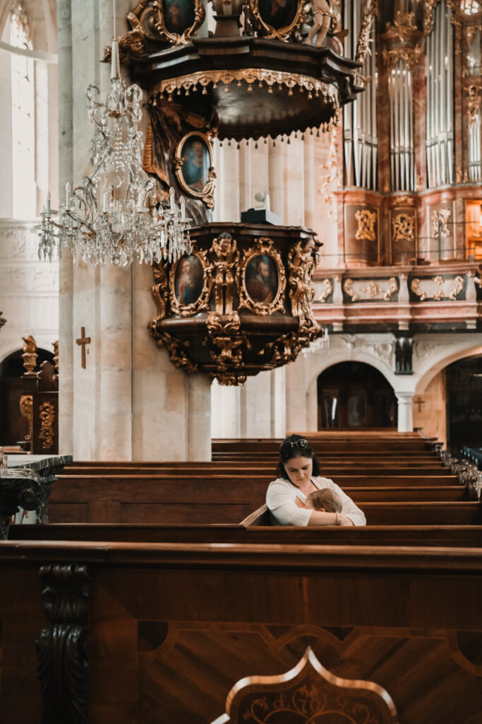 Familienfotografin Graz hat stillende Mama im Grazer Dom im Rahmen der Kampagne #ichstillwoichwill fotografiert