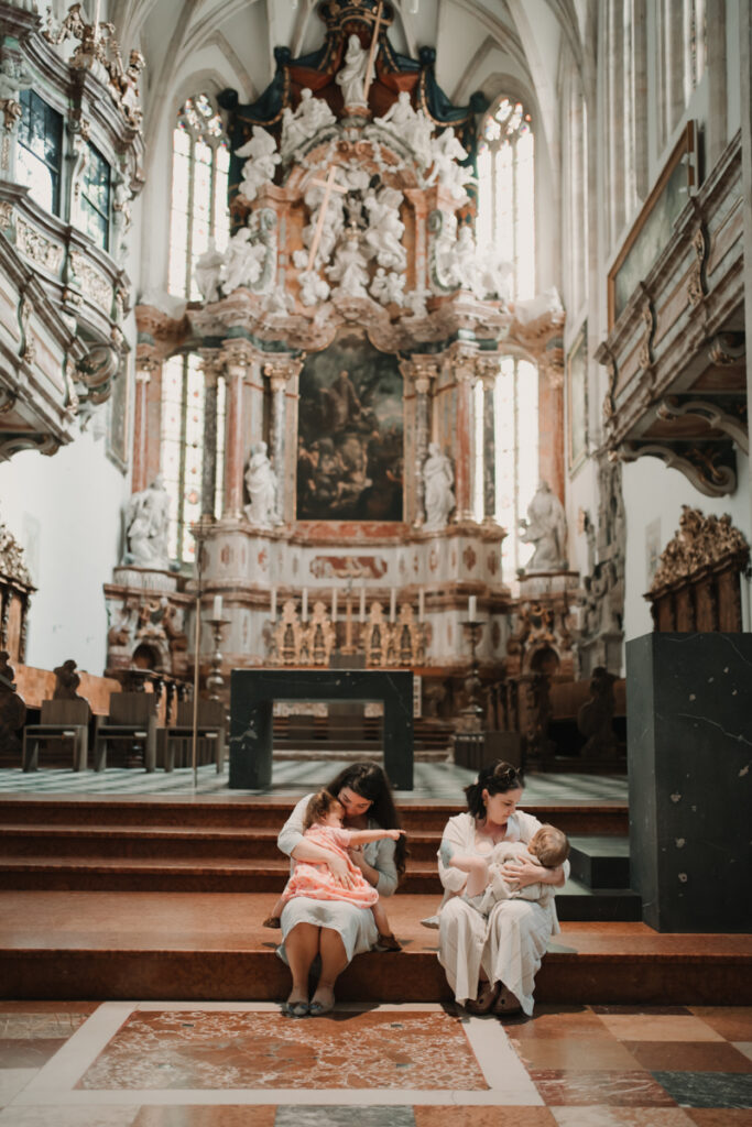 Familienfotografin Graz hat stillende Mama im Grazer Dom im Rahmen der Kampagne #ichstillwoichwill fotografiert
