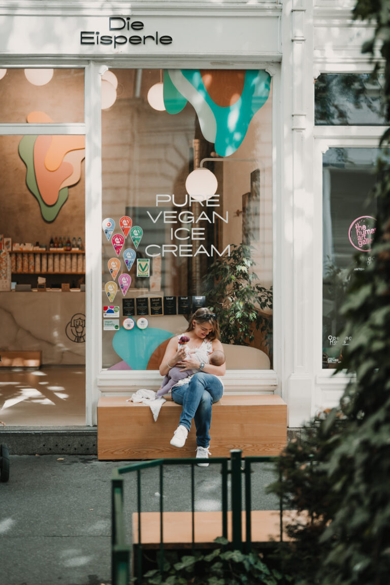 Familienfotografin Graz hat stillende Mama beim Eisessen in der Eisperle im Rahmen der Kampagne #ichstillwoichwill fotografiert
