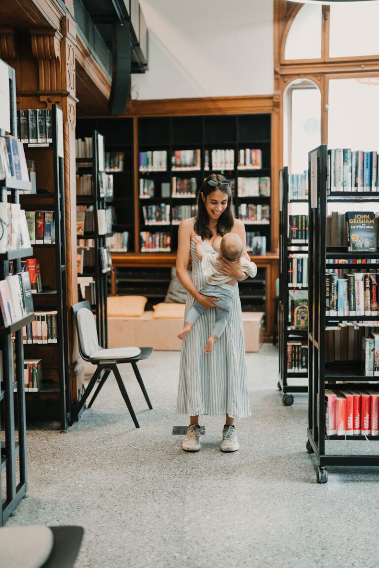 Familienfotografin Graz hat stillende Mama vor der Stadtbibliothek Graz im Rahmen der Kampagne #ichstillwoichwill fotografiert