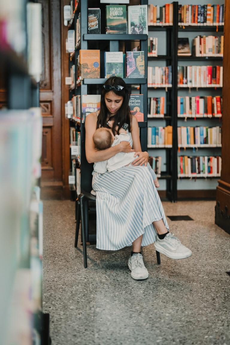 Familienfotografin Graz hat stillende Mama vor der Stadtbibliothek Graz im Rahmen der Kampagne #ichstillwoichwill fotografiert