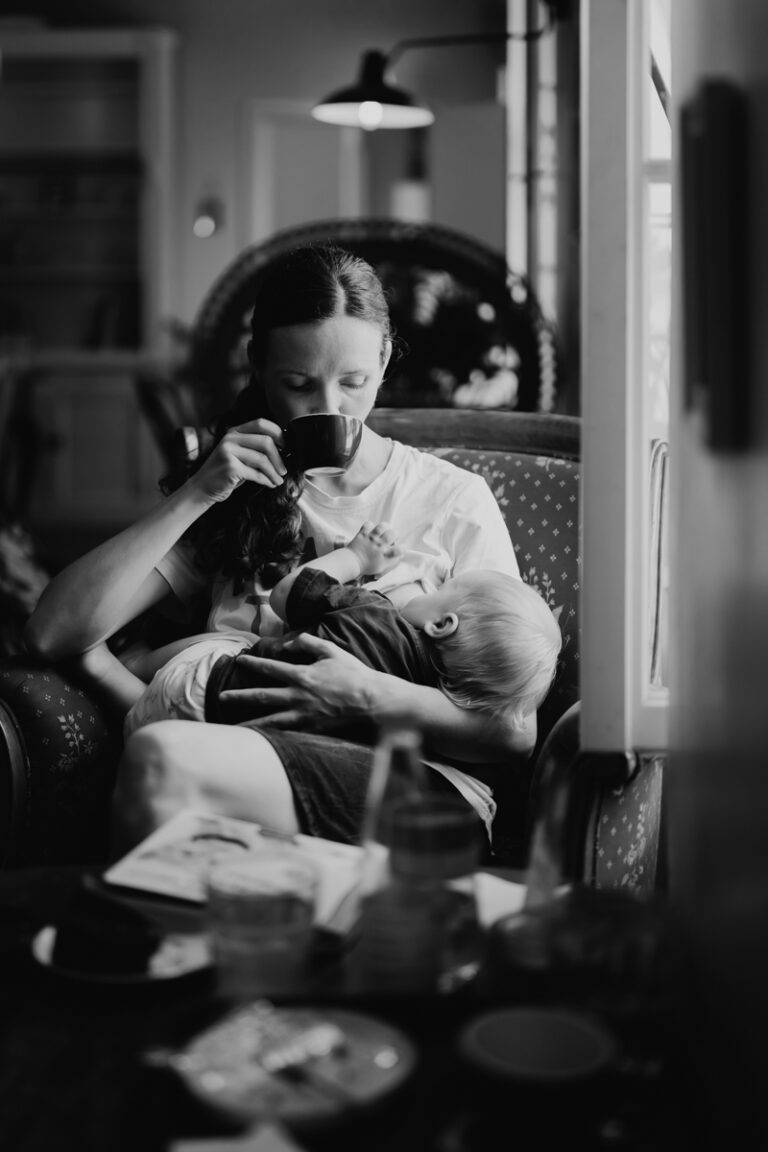 Familienfotografin Graz hat stillende Mama im Café Ginko Green House im Rahmen der Kampagne #ichstillwoichwill fotografiert
