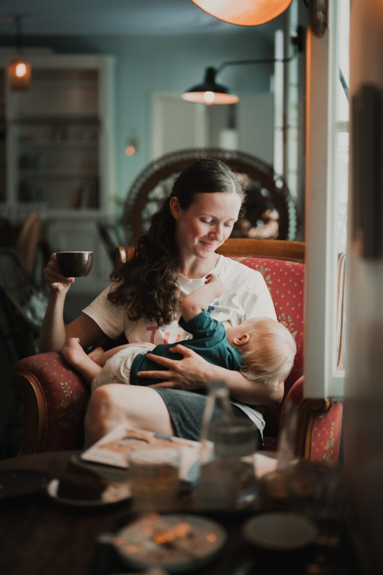 Familienfotografin Graz hat stillende Mama im Café Ginko Green House im Rahmen der Kampagne #ichstillwoichwill fotografiert