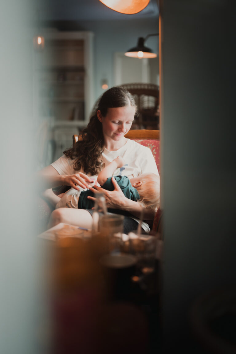 julia-wurzer-familienfotografie-graz-ichstillwoichwill-stillen-77