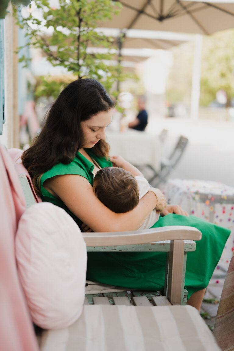 Familienfotografin Graz hat stillende Mama in Omas Teekanne im Rahmen der Kampagne #ichstillwoichwill fotografiert