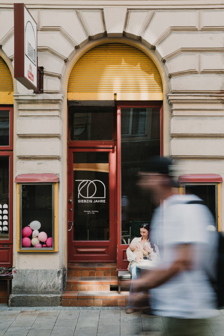 Familienfotografin Graz hat stillende Mama im Gastgarten von Feinkost Mild im Rahmen der Kampagne #ichstillwoichwill fotografiert